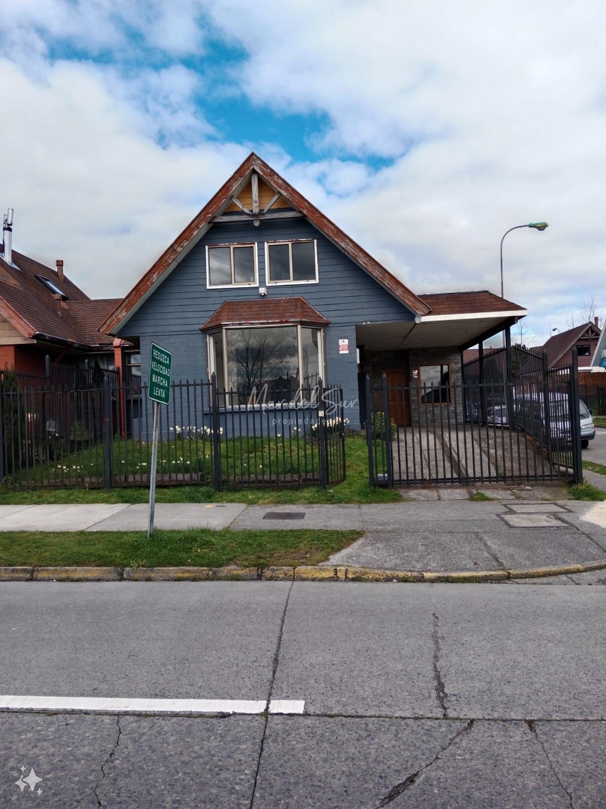 Casa Esquina en Avenida Austral con Local Comercial 